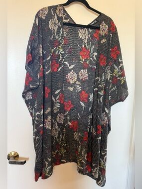 NWOT Audrey 3+1 Floral Print Kimono in Size Small Runs Very Large